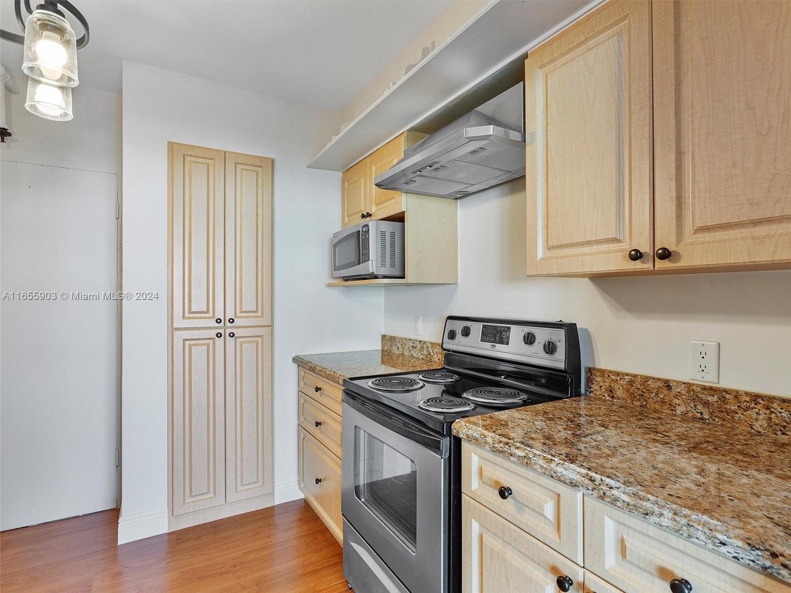 KING COLE CONDO - Residential