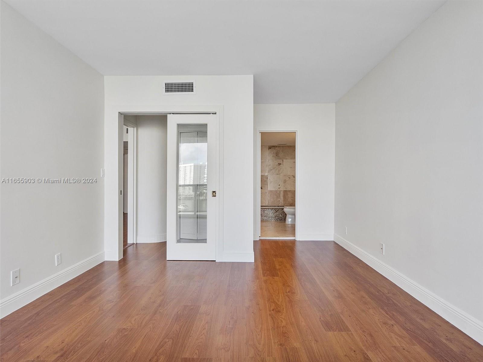 KING COLE CONDO - Residential