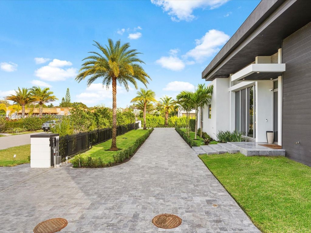 Photo of 11780 NW 15th St, Plantation, FL 33323 (MLS # A11954587)