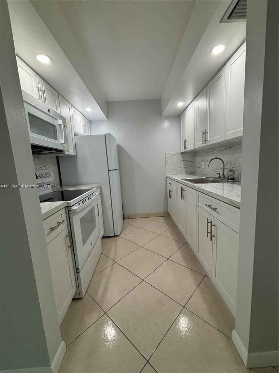 KINGSLEY AT CENTURY VILLA - Residential Lease