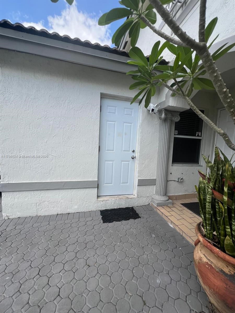 Rental Property at 15709 Sw 90th Ter 09, Miami, Broward County, Florida - Bedrooms: 4 
Bathrooms: 3  - $1,400 MO.