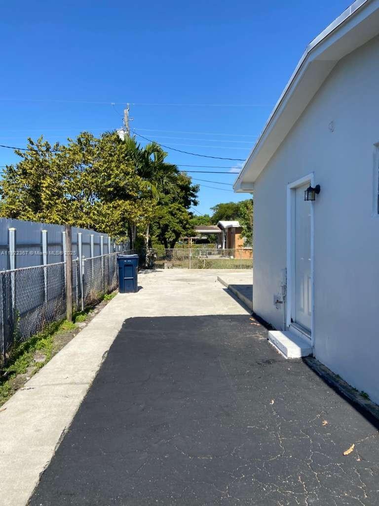 8825 SW 19th St 8825