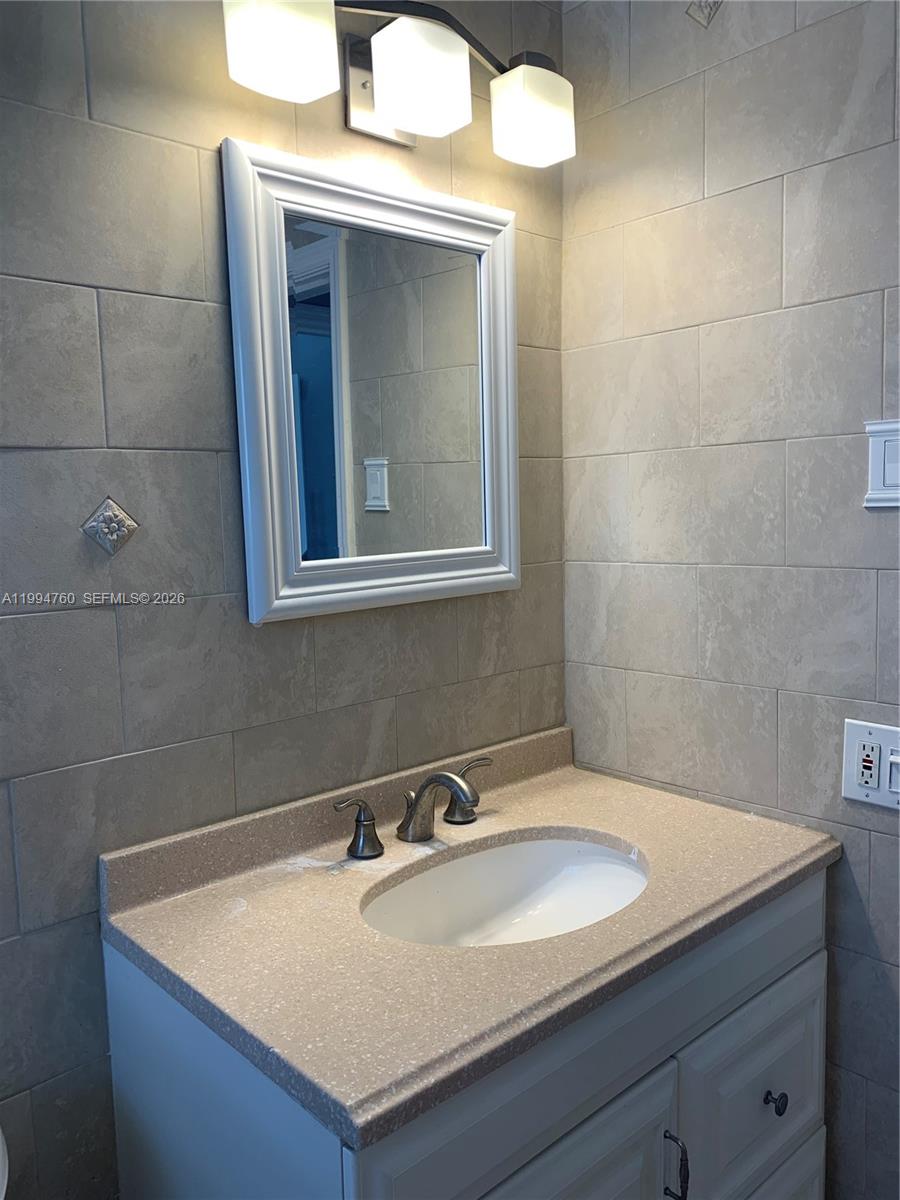 COLONIAL HOUSE - Residential Lease