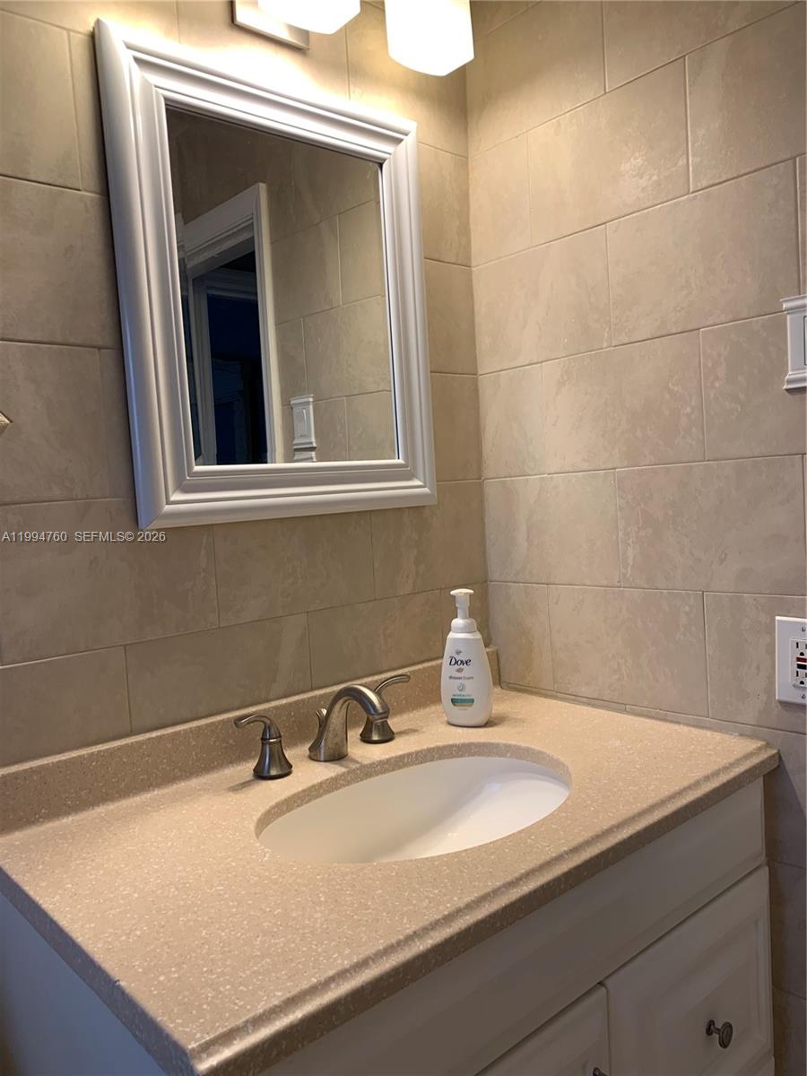 COLONIAL HOUSE - Residential Lease