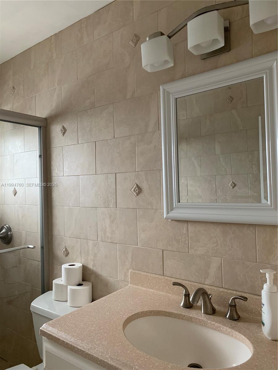 COLONIAL HOUSE - Residential Lease