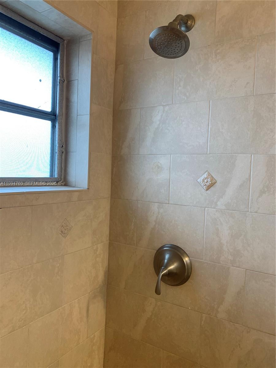 COLONIAL HOUSE - Residential Lease