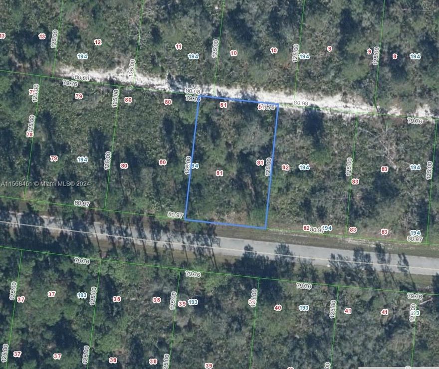 Residential land for sale. Newly paved road. Zone R1. Perfect for building your home in Sun and Lake of Sebring's golf community. Enjoy two 18-hole championship golf courses, a stylish restaurant, a clubhouse, and scenic landscapes.