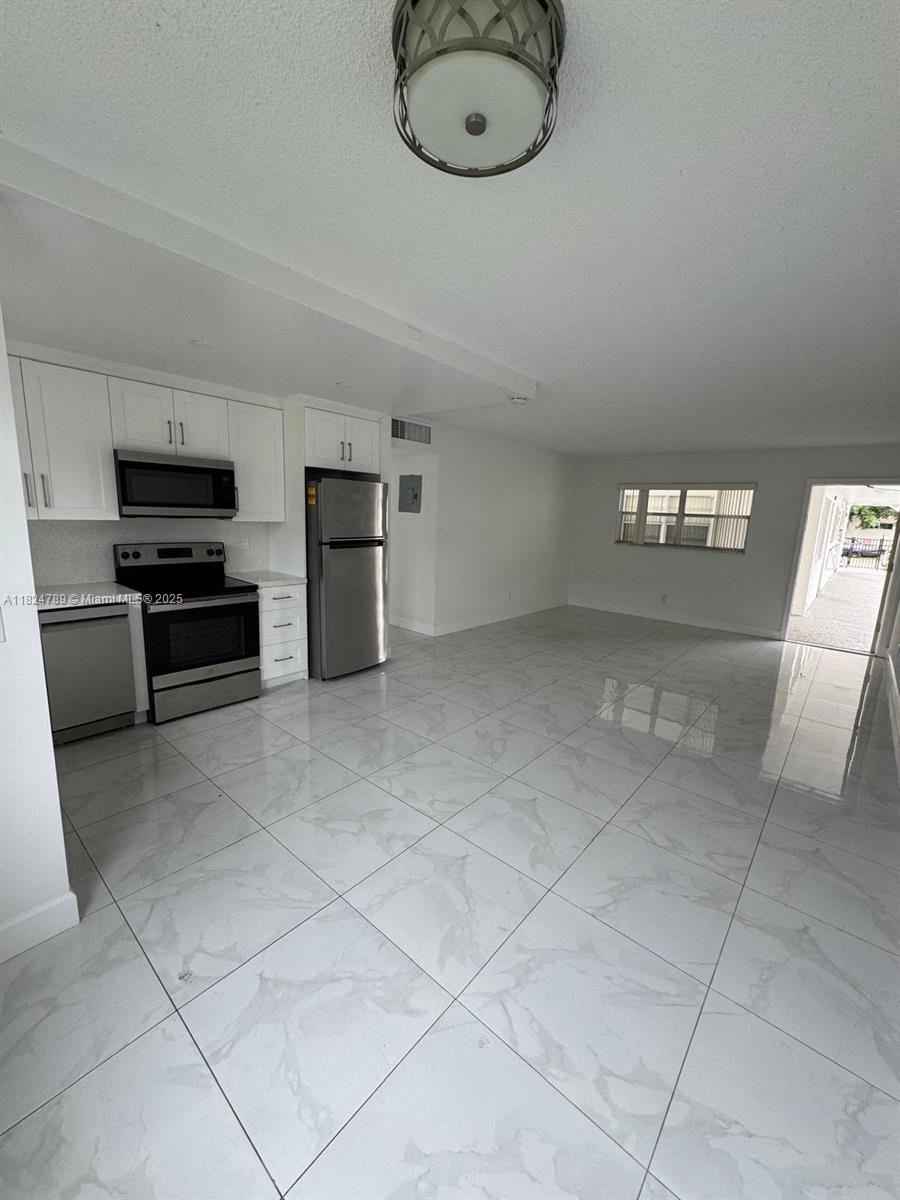 HOLLYWOOD HILLS - Residential Lease