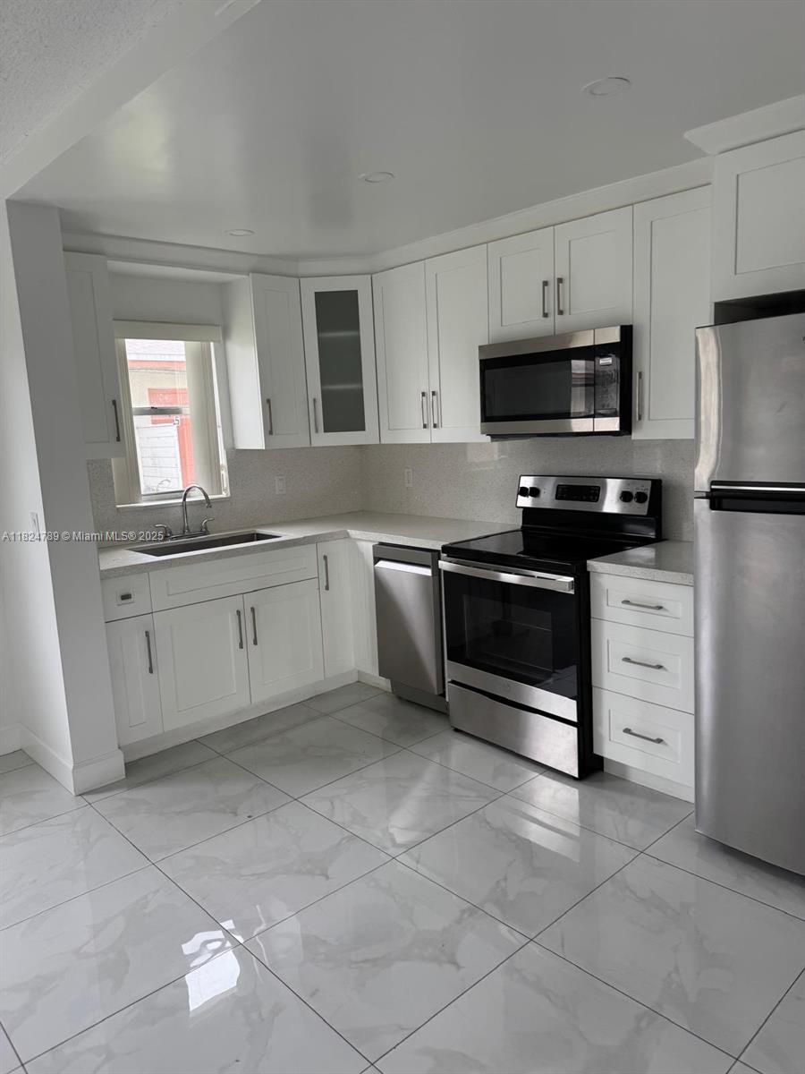 HOLLYWOOD HILLS - Residential Lease