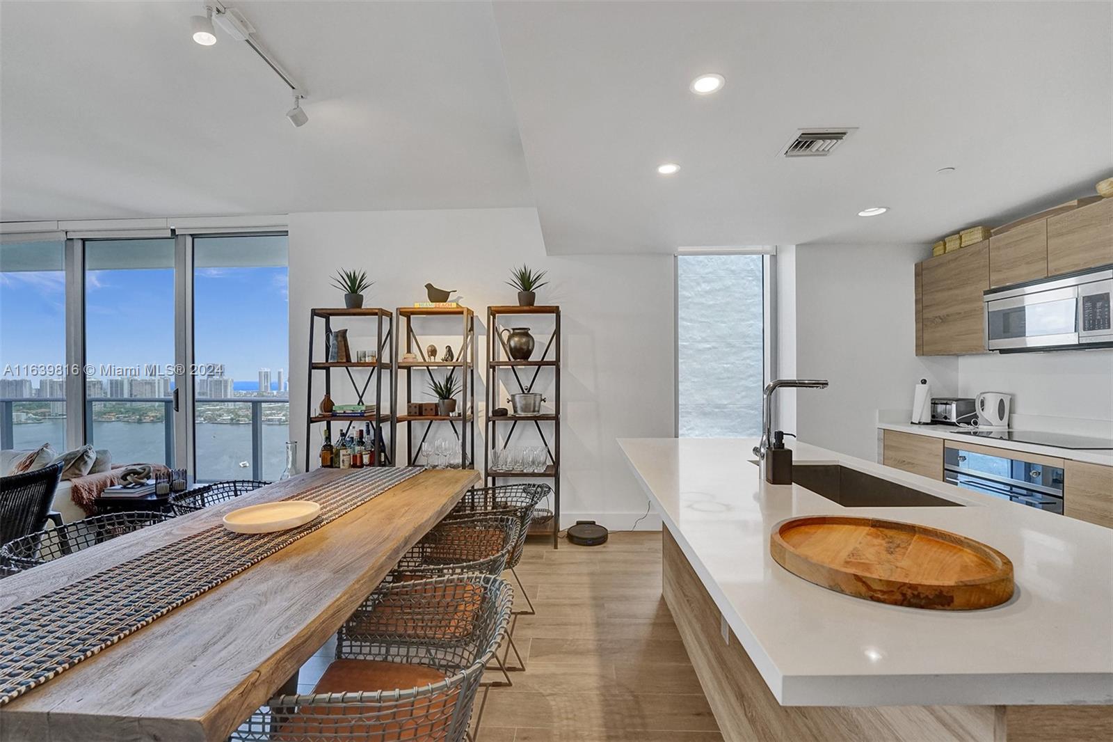 THE HARBOUR NORTH CONDO - Residential Lease