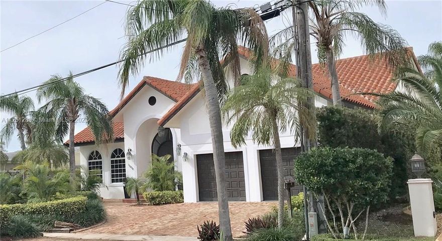 Waterfront property that is 4 mins to the open bay and located on prestigious Island 5 in the gated community of Keystone Point. 77 ft of water frontage, no fixed bridges and minutes to the deep water ocean. Property offers 5 bedrooms, 4 bathrooms.