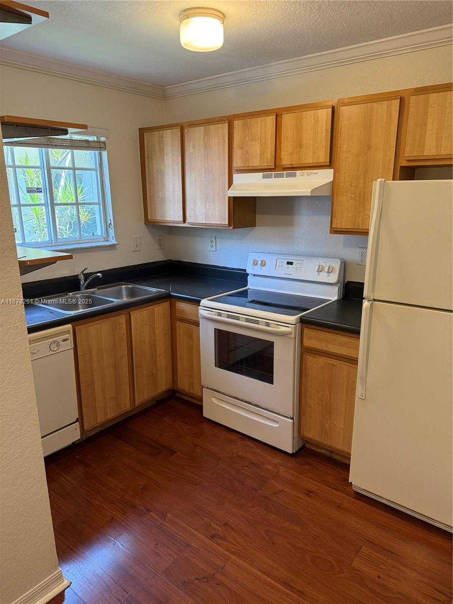 AQUA VISTA TOWNHOMES COND - Residential