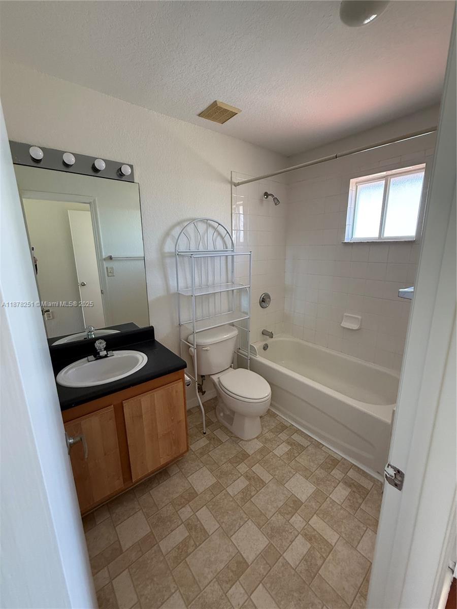 AQUA VISTA TOWNHOMES COND - Residential