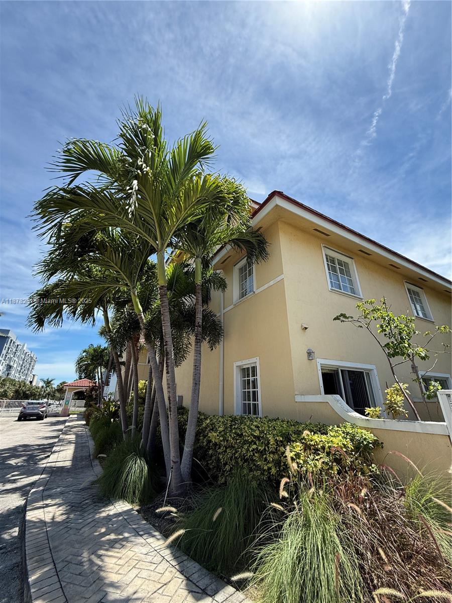 AQUA VISTA TOWNHOMES COND - Residential