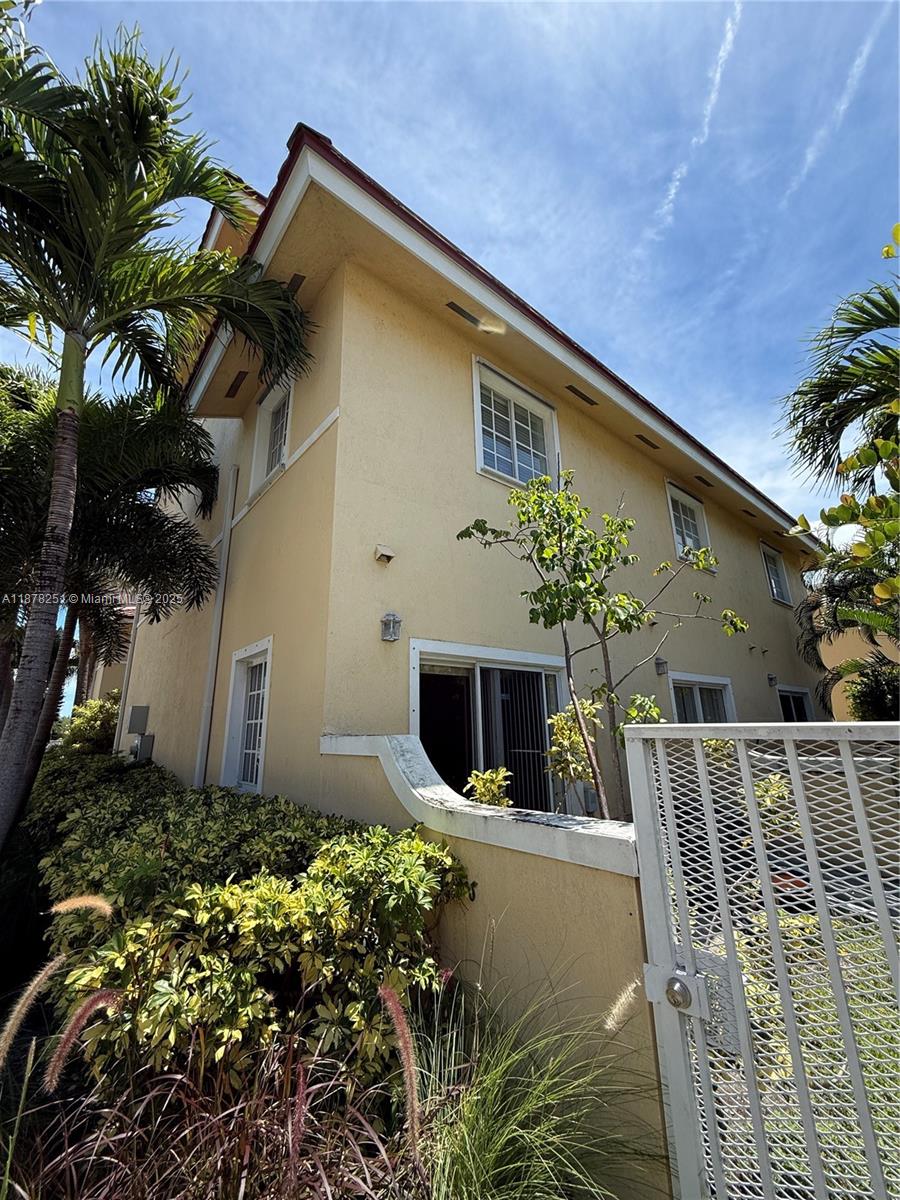 AQUA VISTA TOWNHOMES COND - Residential