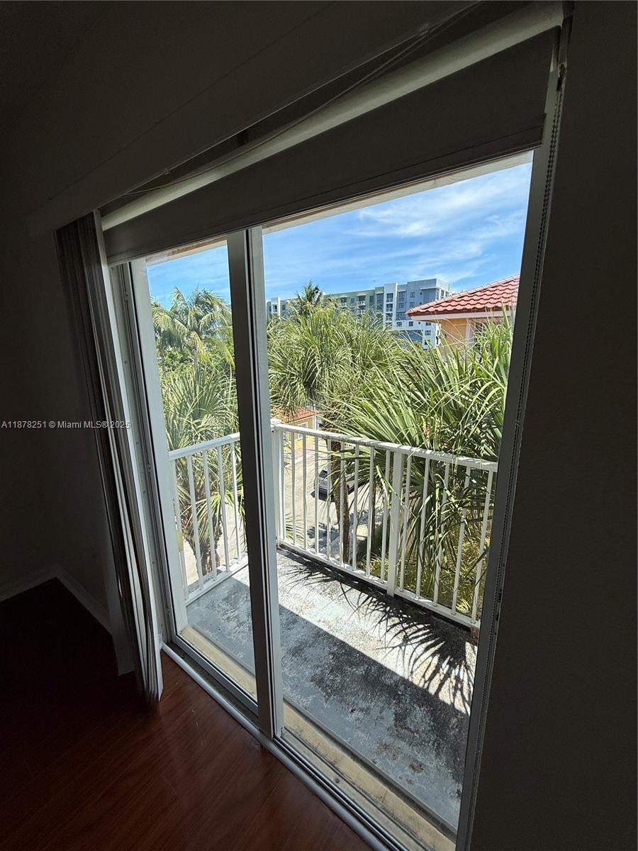 AQUA VISTA TOWNHOMES COND - Residential