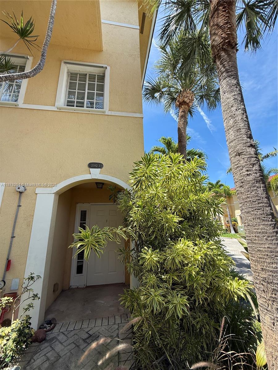 WONDERFUL 3BR/2BA (1182 SqFt) IN BEAUTIFUL MEDITERRANEAN COMMUNITY IN NORTH MIAMI BEACH. ONE OF THE NEW TOWNHOUSE COMMUNITIES IN THE AREA LOCATED RIGHT ON THE WATER!! CLOSE TO SCHOOLS (DADE COUNTY, FULFORD ELEMENTARY, J.F.KENNEDY AND NORTH MIAMI HI GH), HOUSES OF WORSHIP ,THE BEACH, MAJOR ROADS OF TRANSPORTATION AND SHOPS. WASHER & DRYER IN UNIT! 5 MINUTES TO AVENTURA & 5 MINUTES TO BEACH.