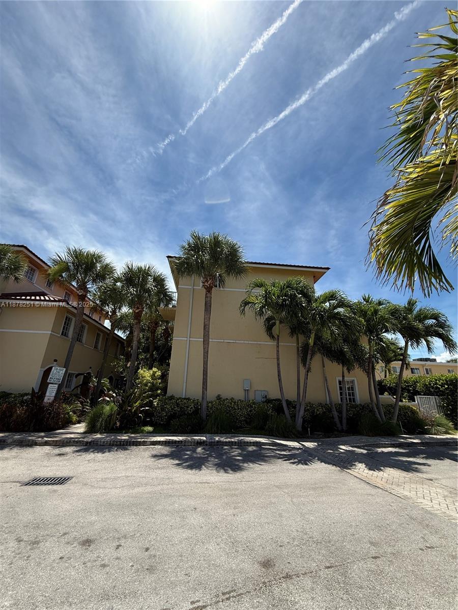 AQUA VISTA TOWNHOMES COND - Residential