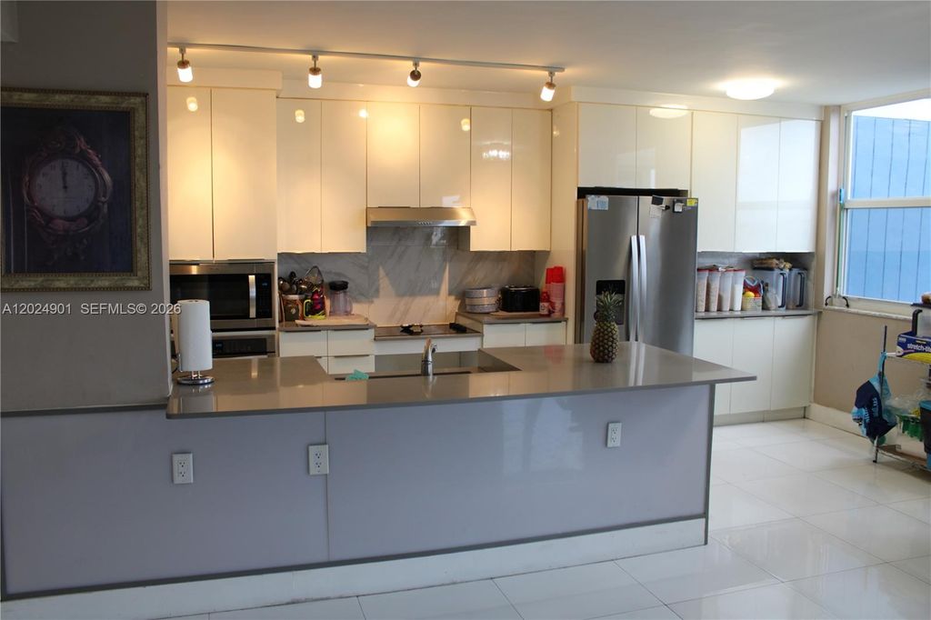 Photo of 4200 Hillcrest Dr #820, Hollywood, FL 33021 (MLS # A12024901)