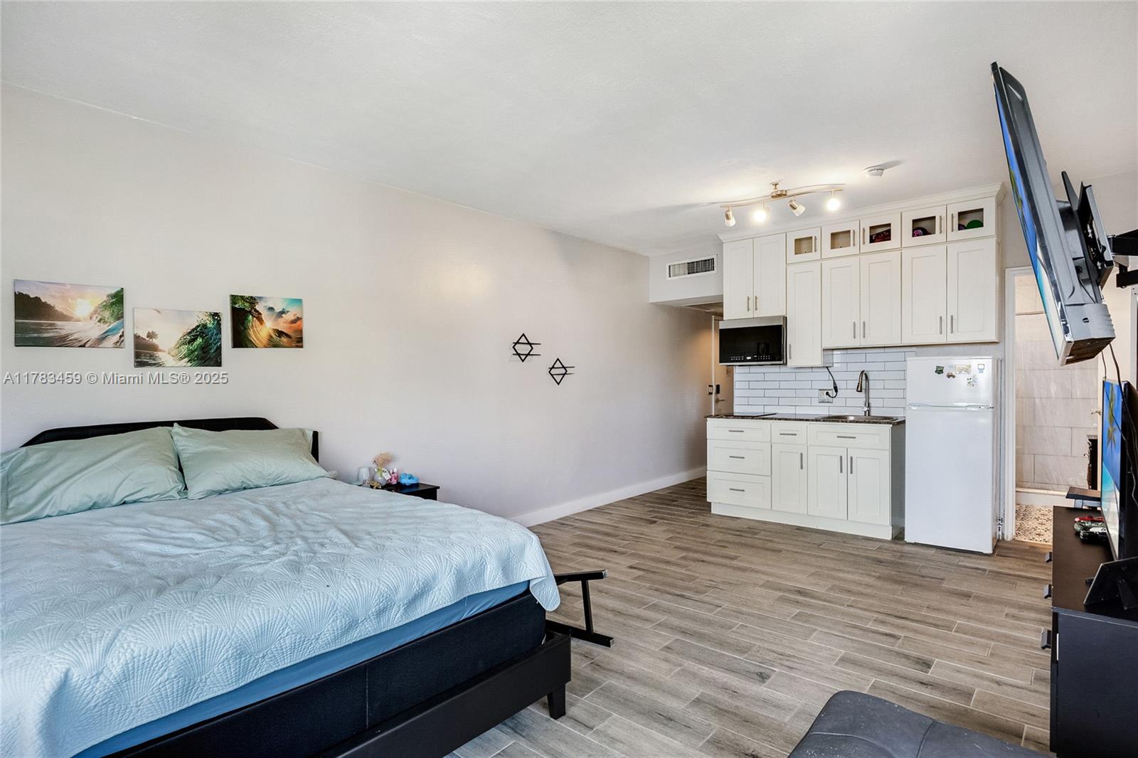 6345 Collins Ave 522