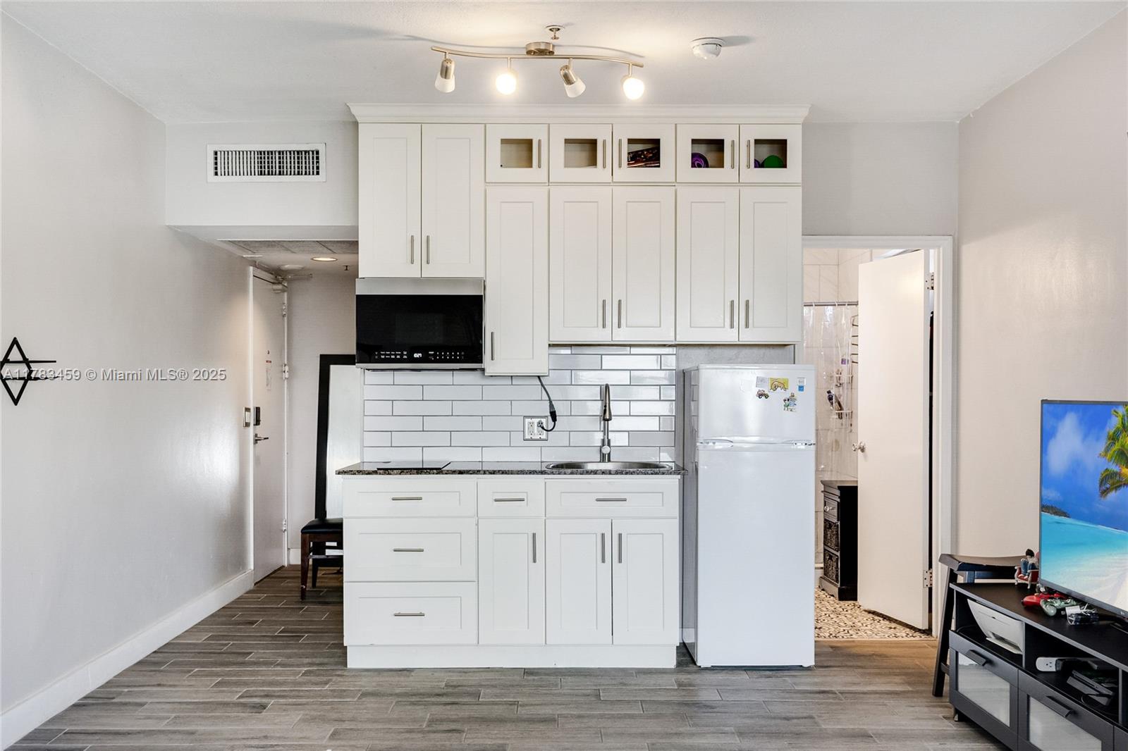 6345 Collins Ave 522