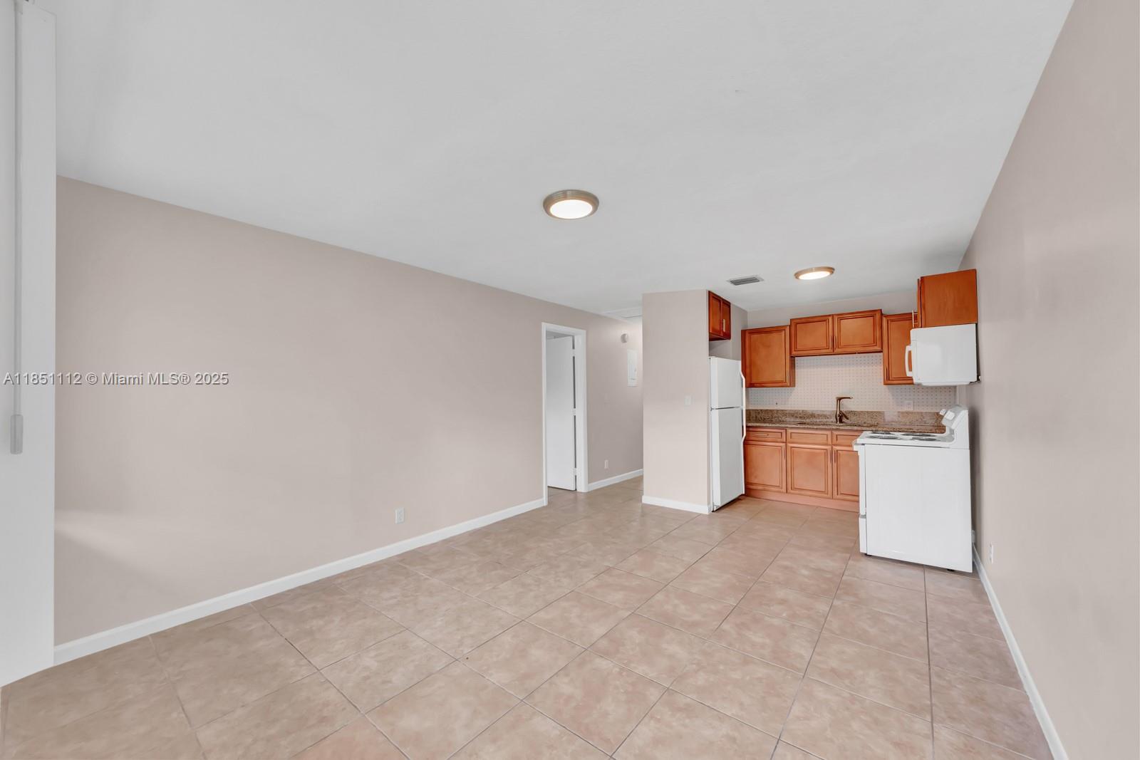 Spacious 3 Bed, 2 Bath Back Unit for Rent.
This well-maintained back unit of a duplex features 3 bedrooms and 2 bathrooms, with two dedicated parking spots plus guest parking. Enjoy a private backyard with a BBQ area, perfect for outdoor gatherings. Ideally located near Walmart, restaurants, shopping, and public transportation.