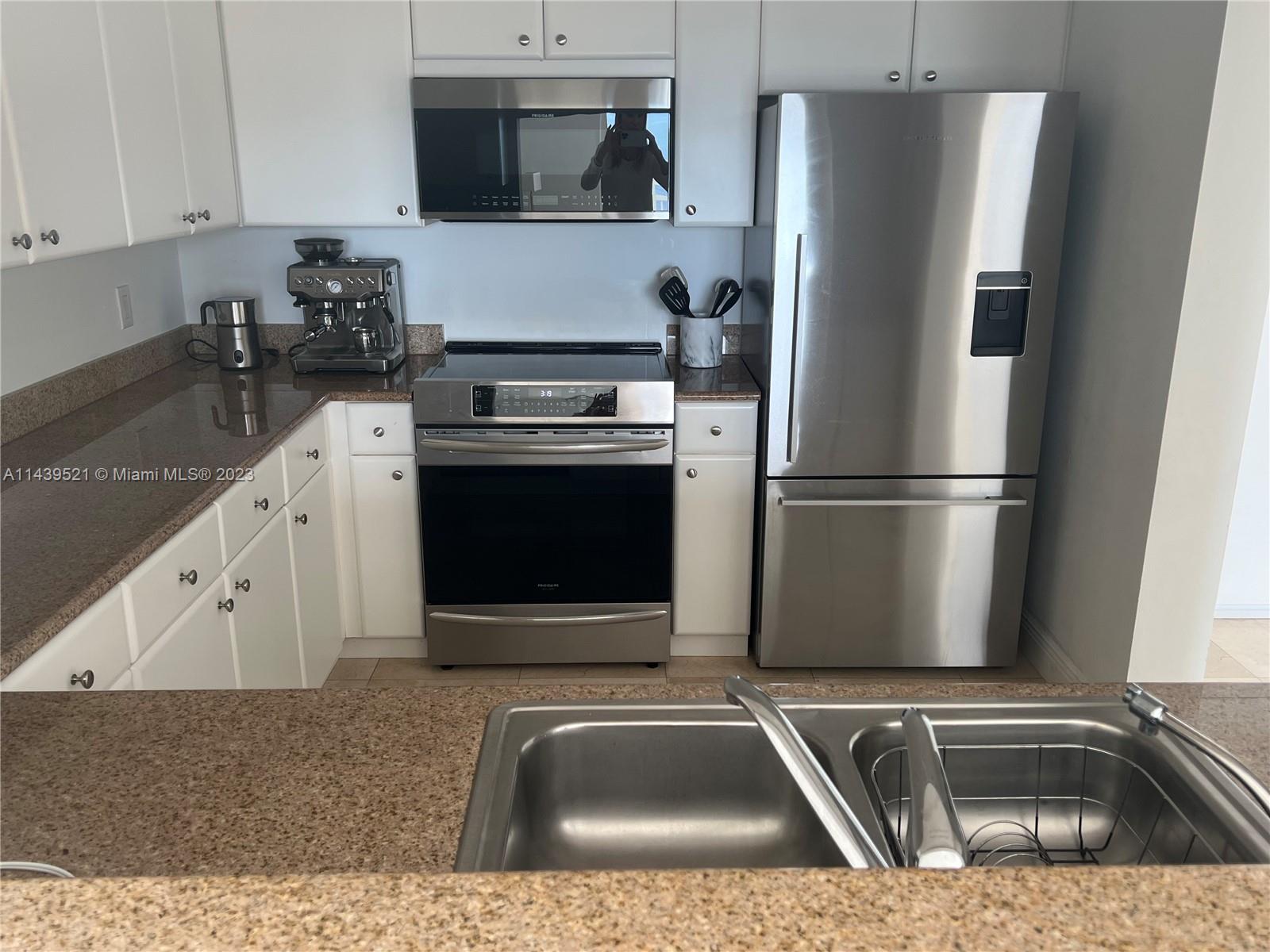 THE METROPOLITAN CONDO - Residential Lease