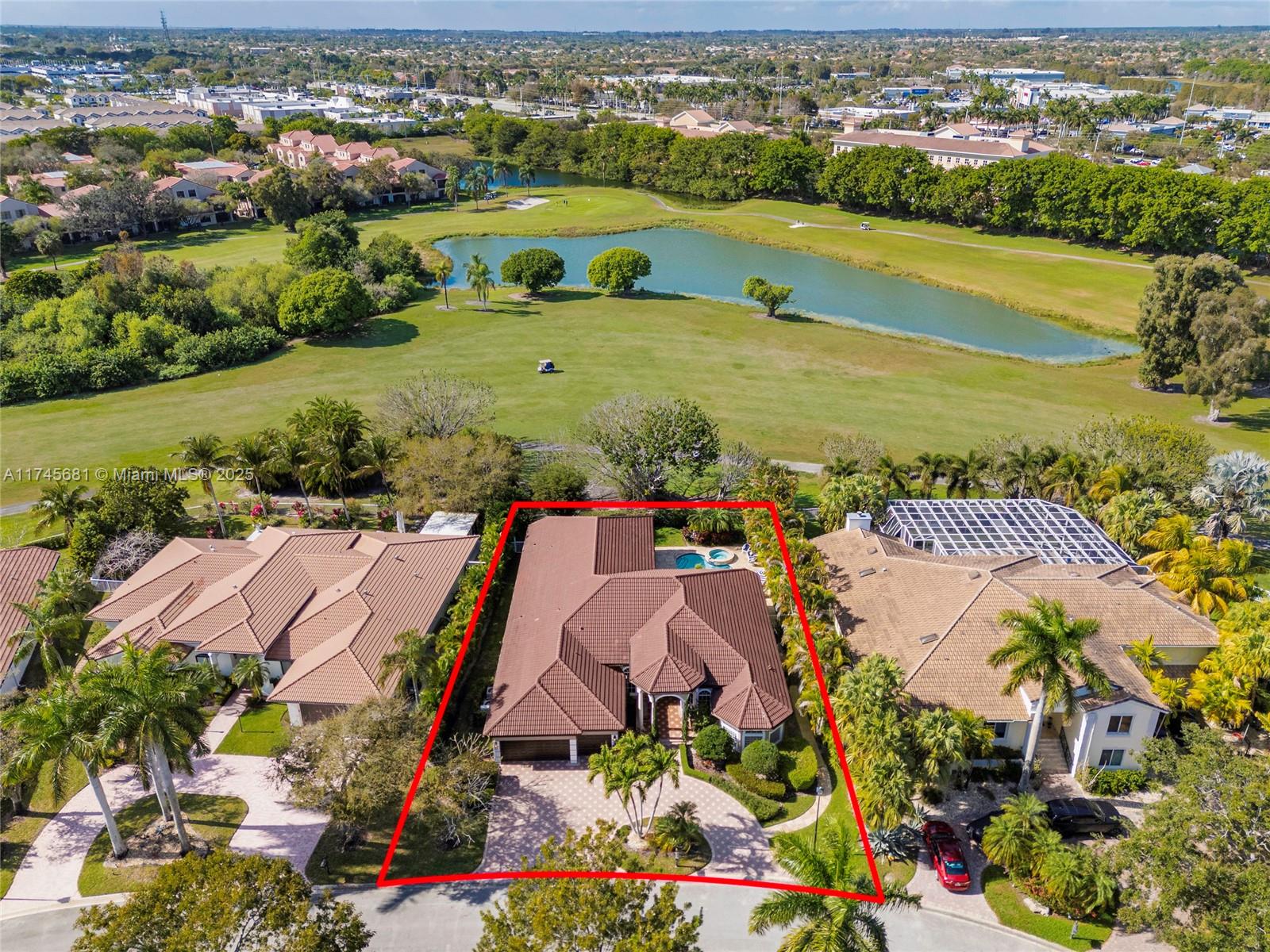560 W Enclave Cir W Cir, Pembroke Pines, Miami-Dade County, Florida - 5 Bedrooms  
4 Bathrooms - 