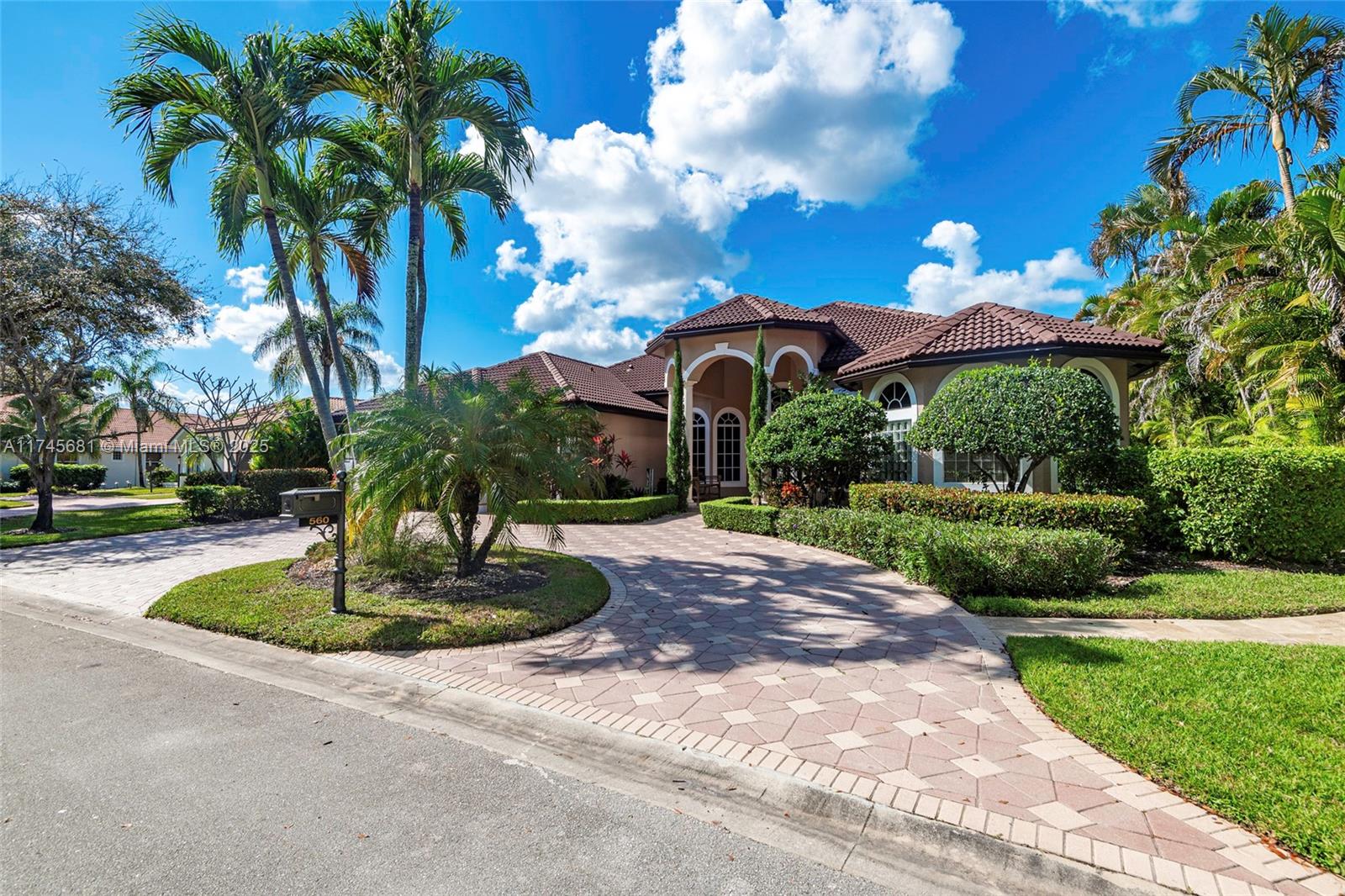 560 W Enclave Cir W
