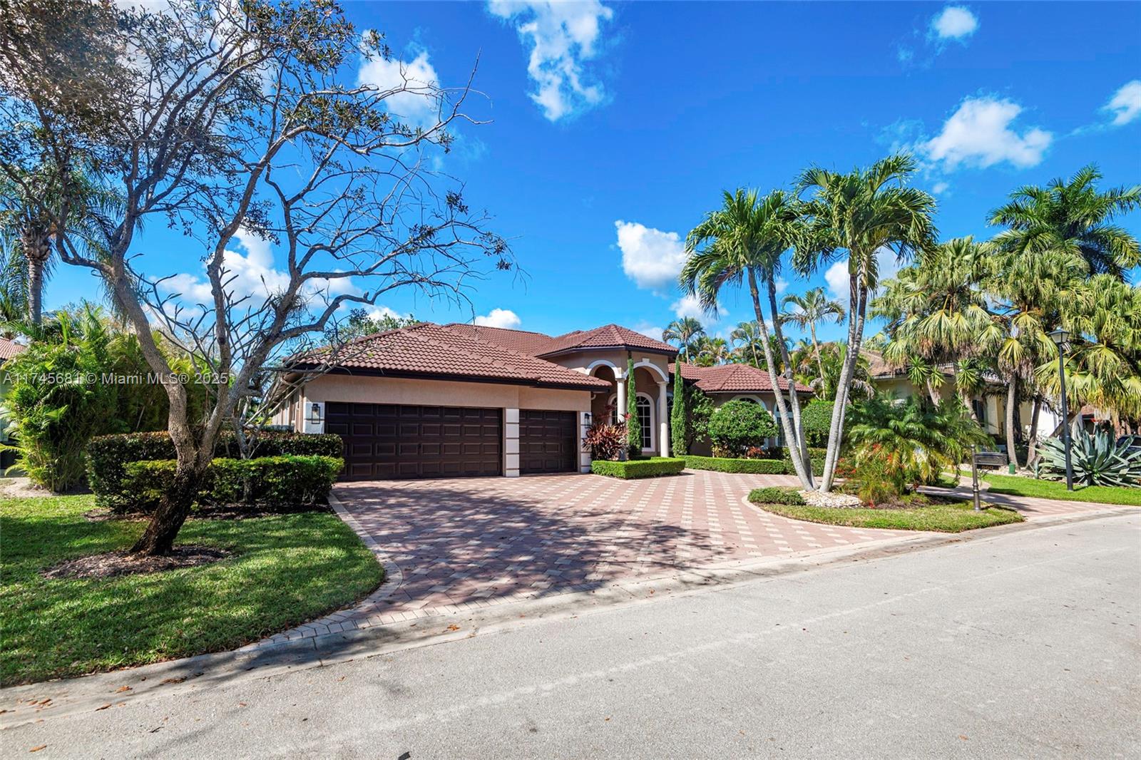560 W Enclave Cir W