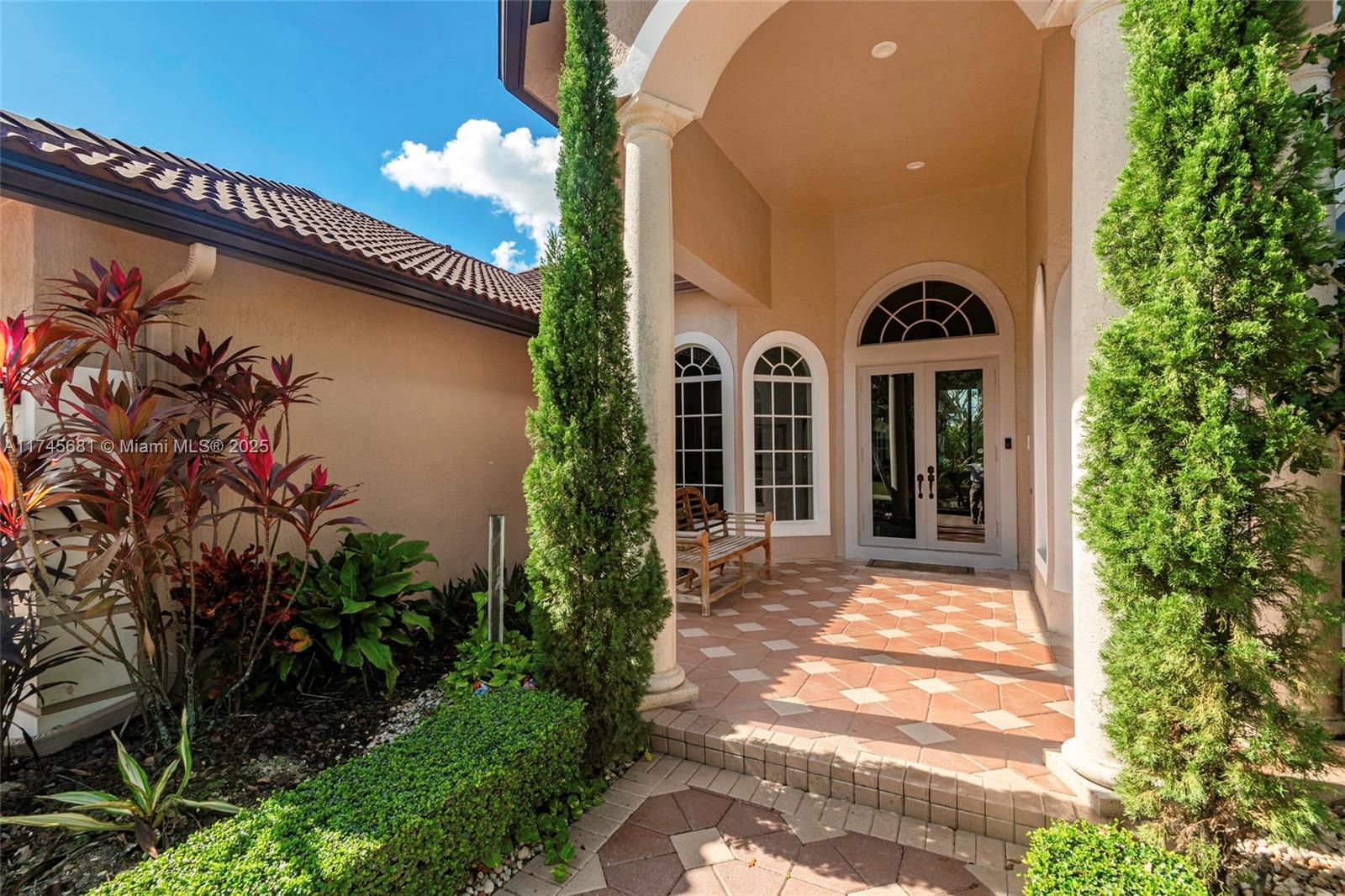 560 W Enclave Cir W