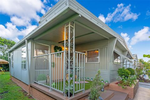8360 SW 21st St Davie FL 33324