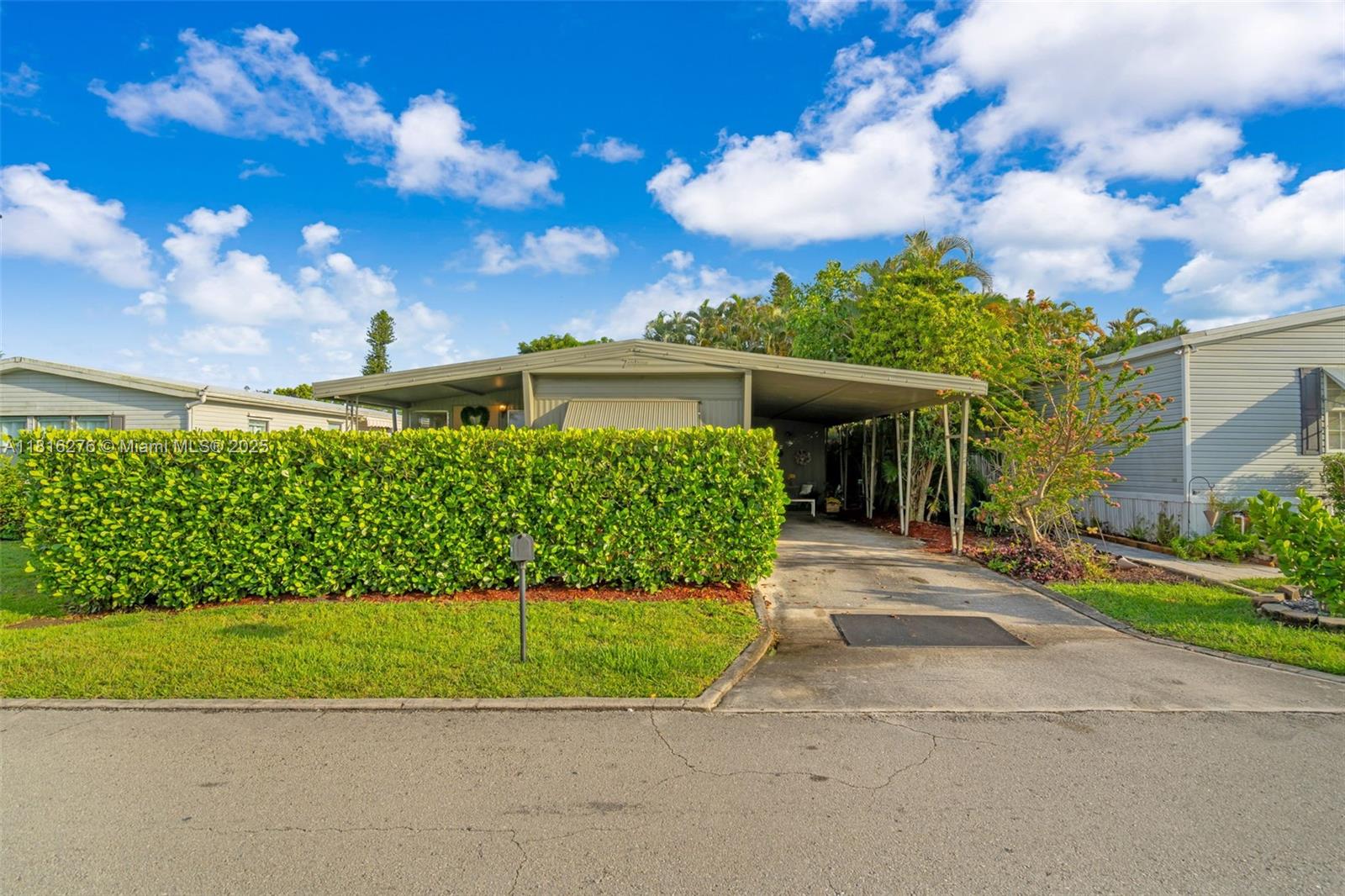 8360 SW 21st St, Davie, FL, 33324/$195,000 1 8360 SW 21st St