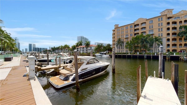 2950 NE 188TH ST, MIAMI, FL 33180 - Image b5d14bfc9198cc66b0904594c8d726b4/4173767862