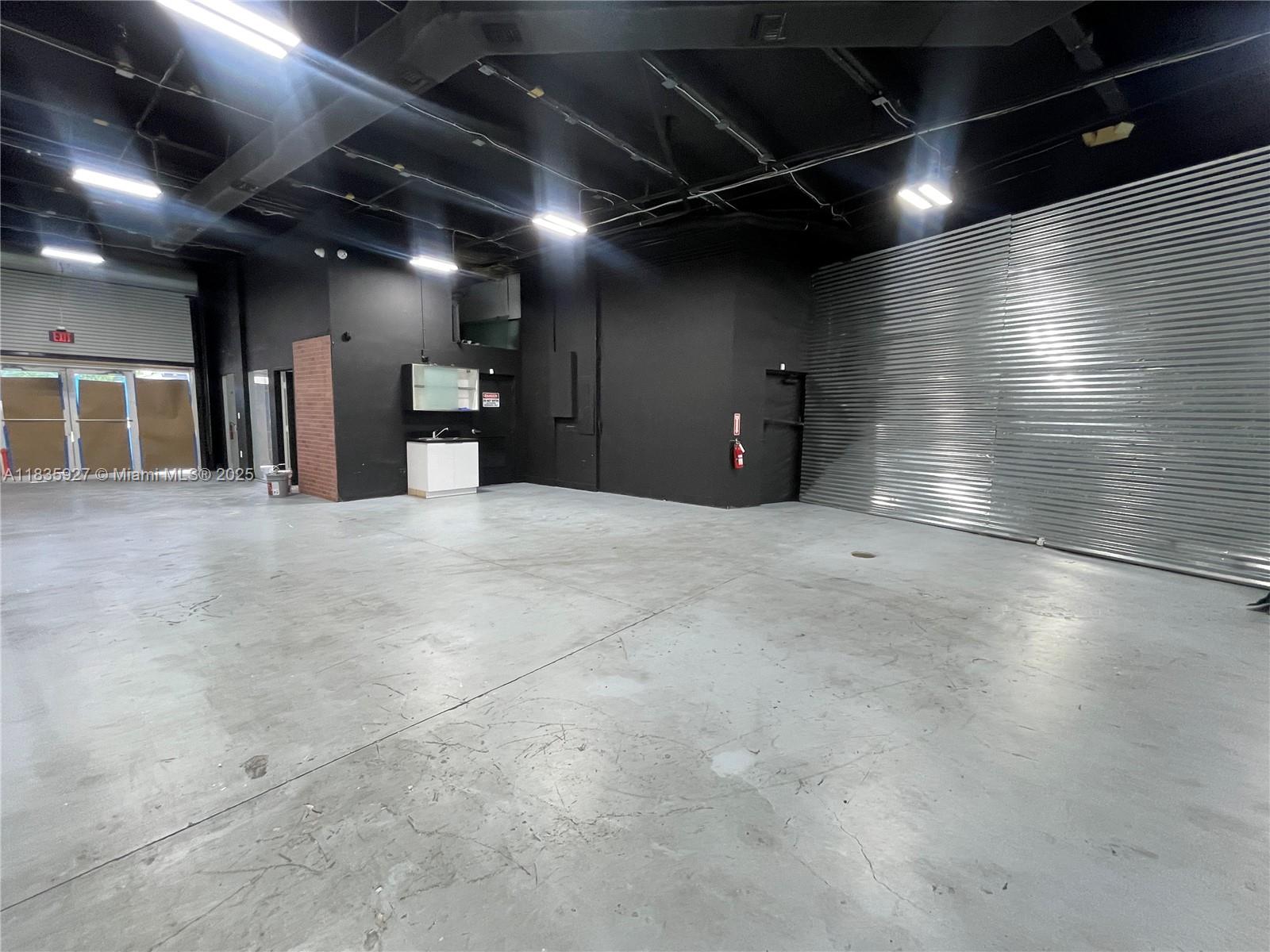 Flexible Commercial Space | 1,500–3,000 SF | High Ceilings 18"| Prime Location
Modern open-concept commercial units available for lease, ideal for fitness, wellness, or professional use. Each unit features 1,500 SF with the option to combine both for a total of 3,000 SF of contiguous space.
Lease Type: Modified Gross (Base Rent + Utilities).
Rapidly Growing Area: Surrounded by new residential developments under construction
Ideal Uses:Yoga Studio, Jiu-Jitsu or Martial Arts Academy, Dance Studio, Fitness Studio, Showroom or Creative Office
Excellent Location: Walking distance to 186th St and just minutes from Aventura