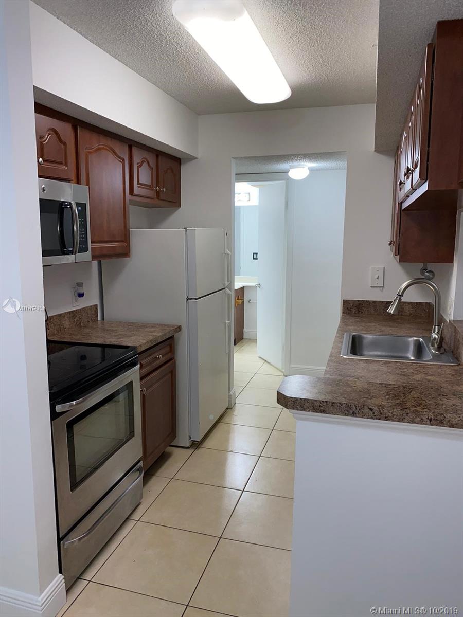 LEXINGTON ON THE GREEN CO - Residential Lease