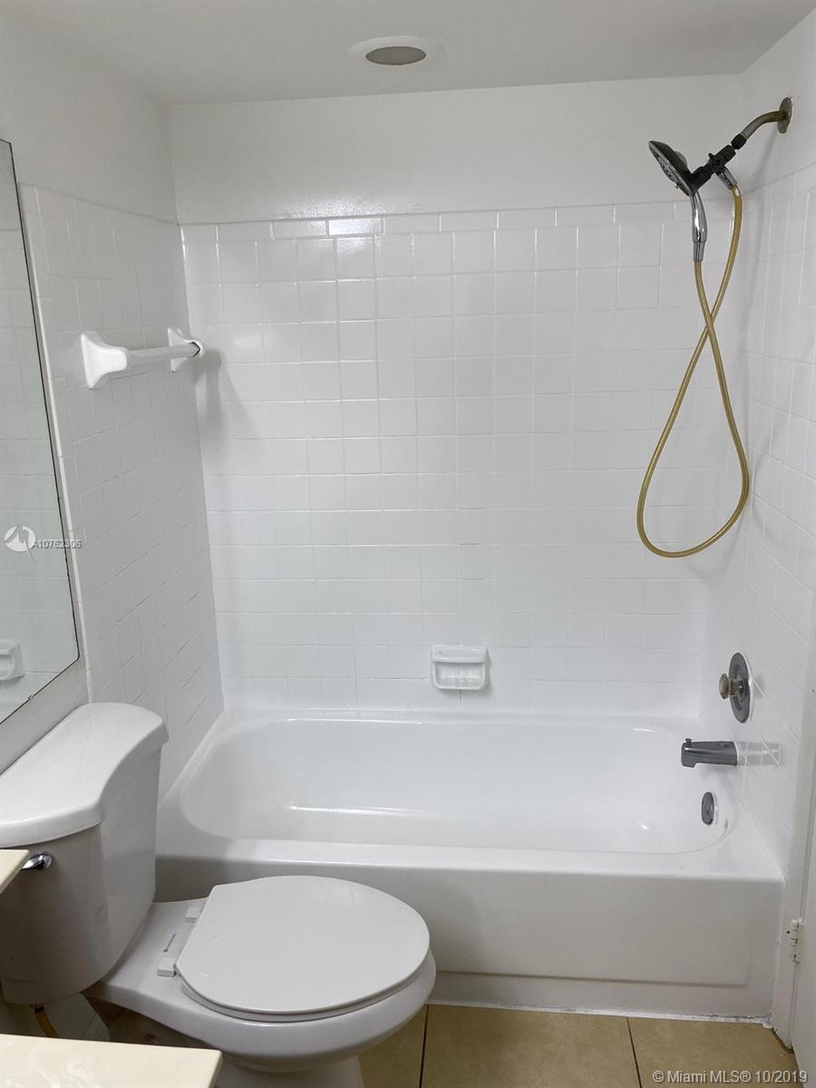 LEXINGTON ON THE GREEN CO - Residential Lease