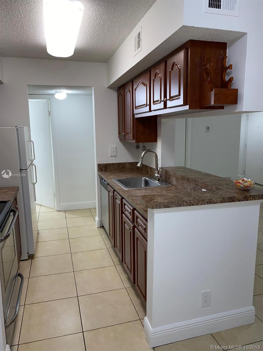 LEXINGTON ON THE GREEN CO - Residential Lease