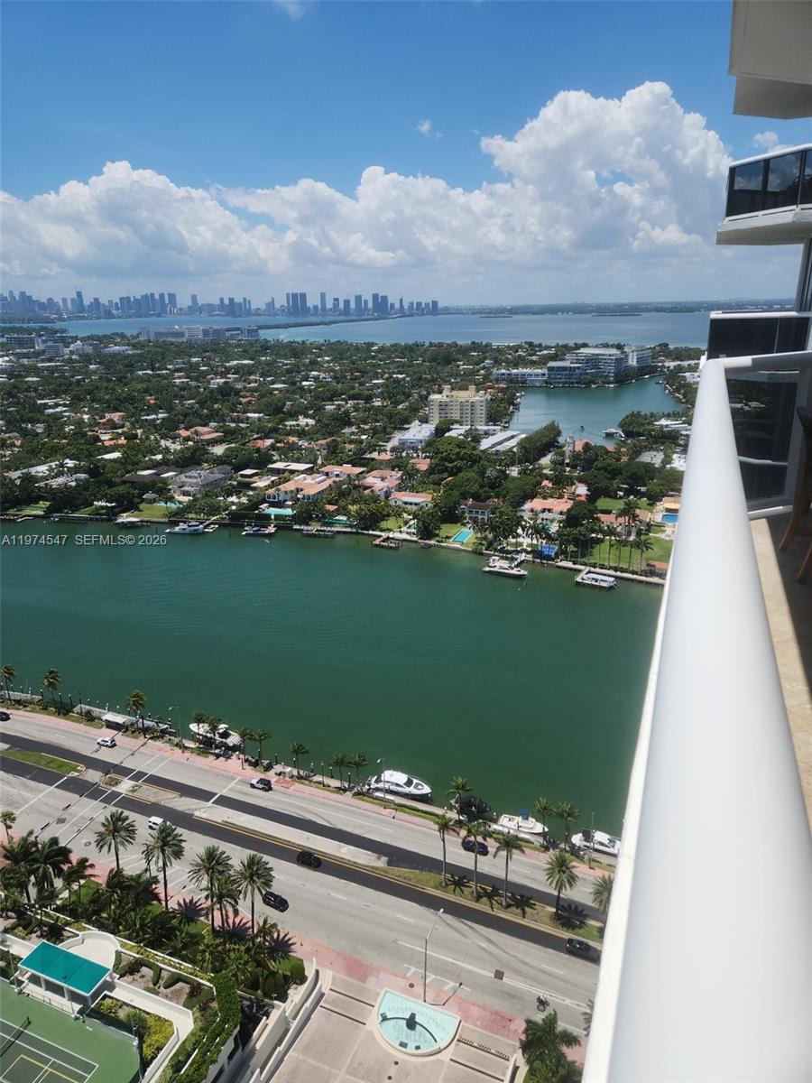 4779 Collins Ave AVL06/1 3504