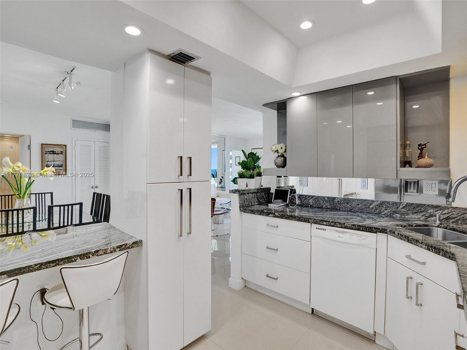 ISLAND HOUSE APT INC - CO - Residential