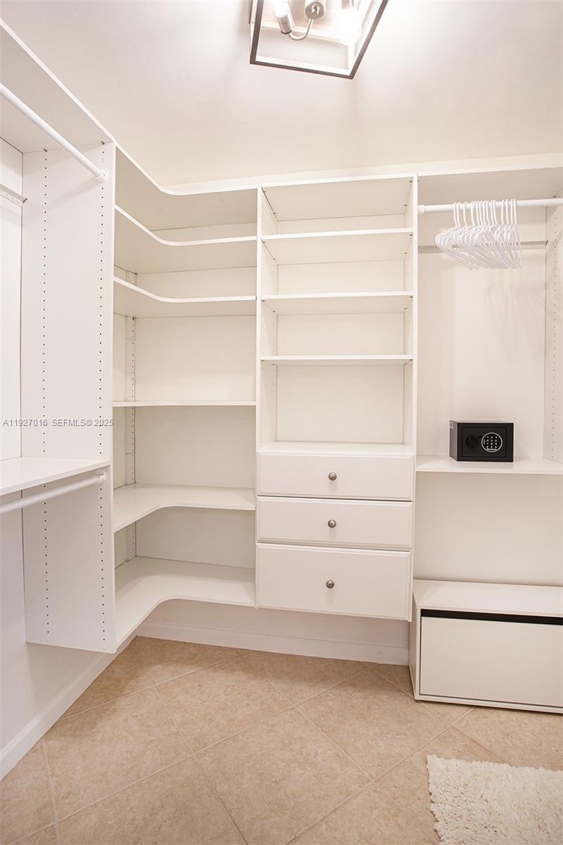 HOLLYWOOD HILLS - Residential