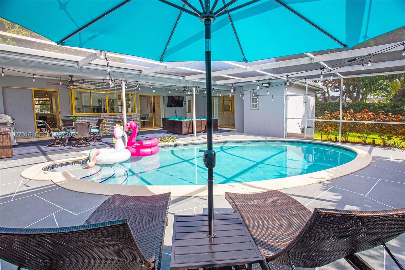 HOLLYWOOD HILLS - Residential