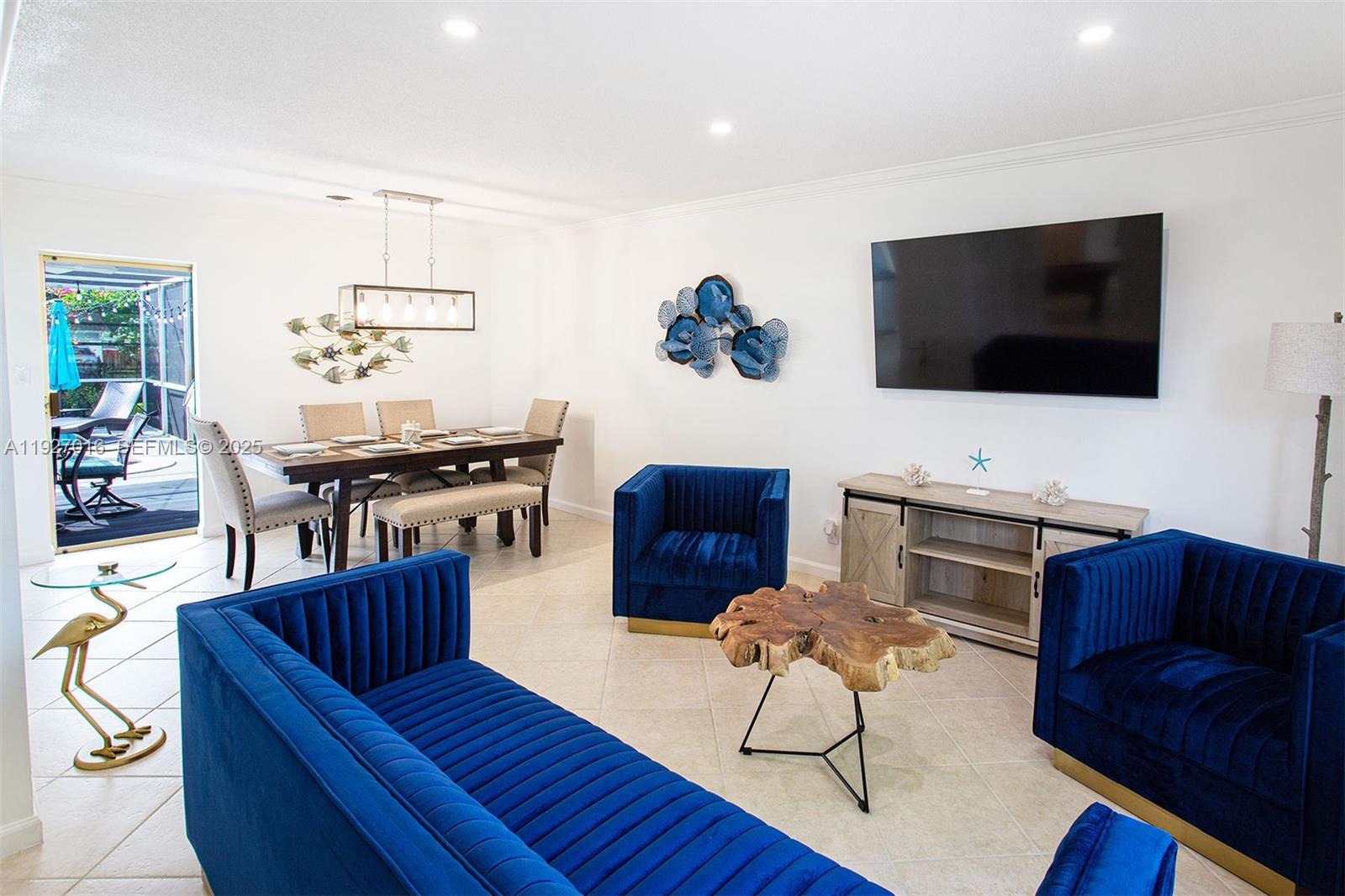 HOLLYWOOD HILLS - Residential