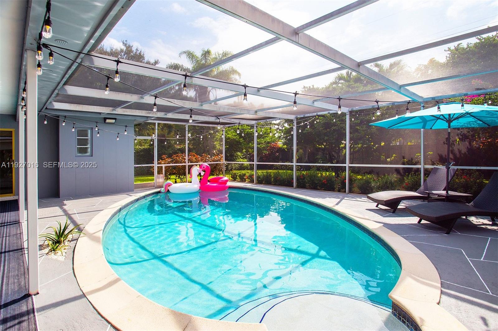 HOLLYWOOD HILLS - Residential