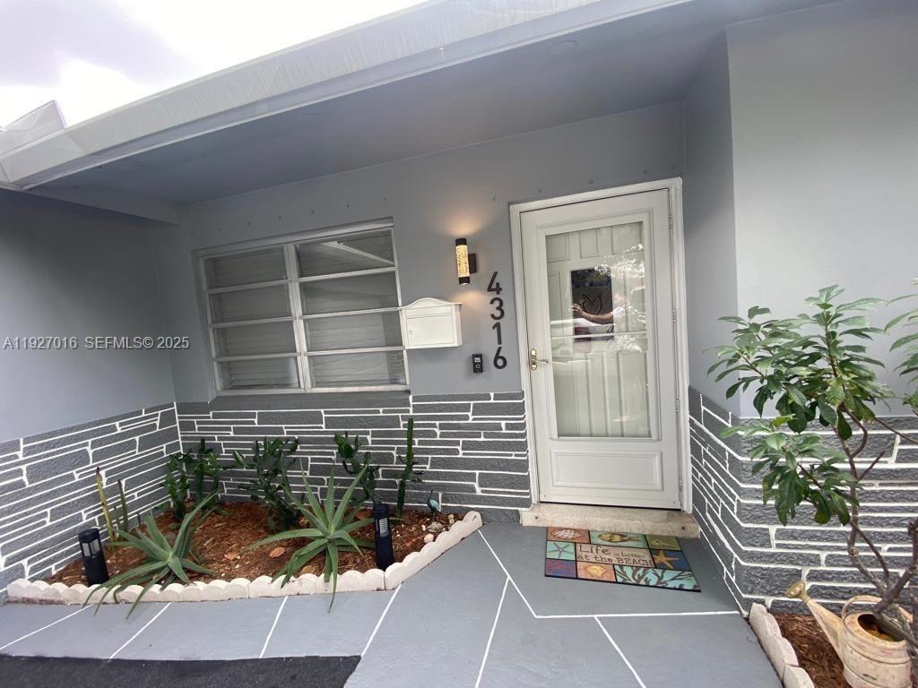 HOLLYWOOD HILLS - Residential