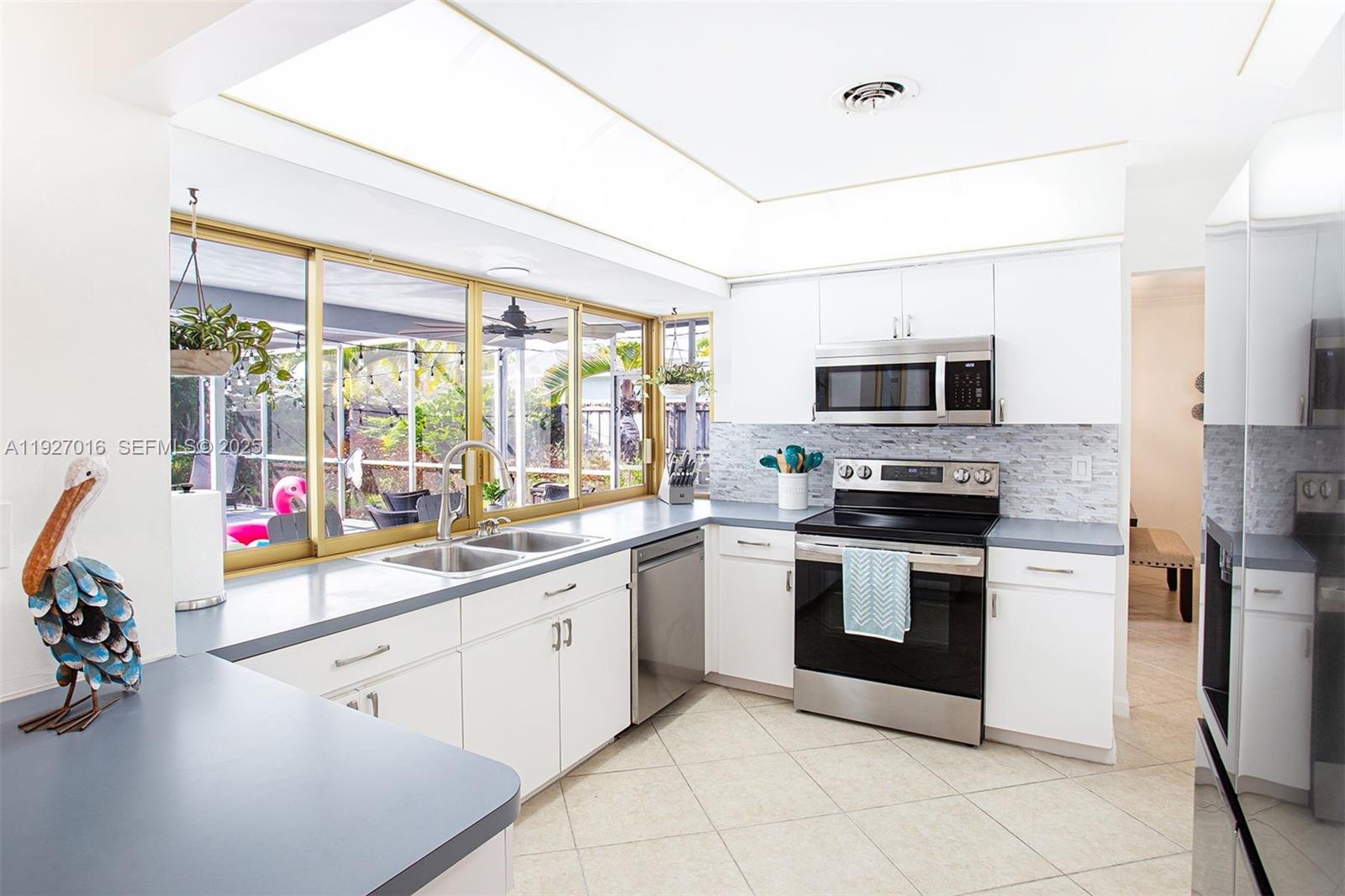 HOLLYWOOD HILLS - Residential