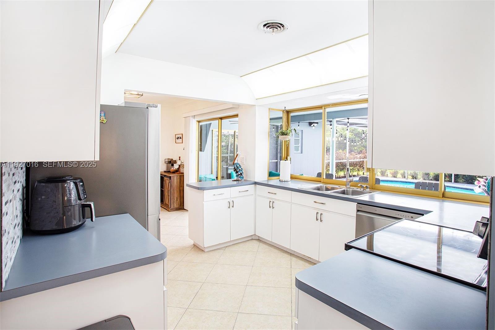 HOLLYWOOD HILLS - Residential