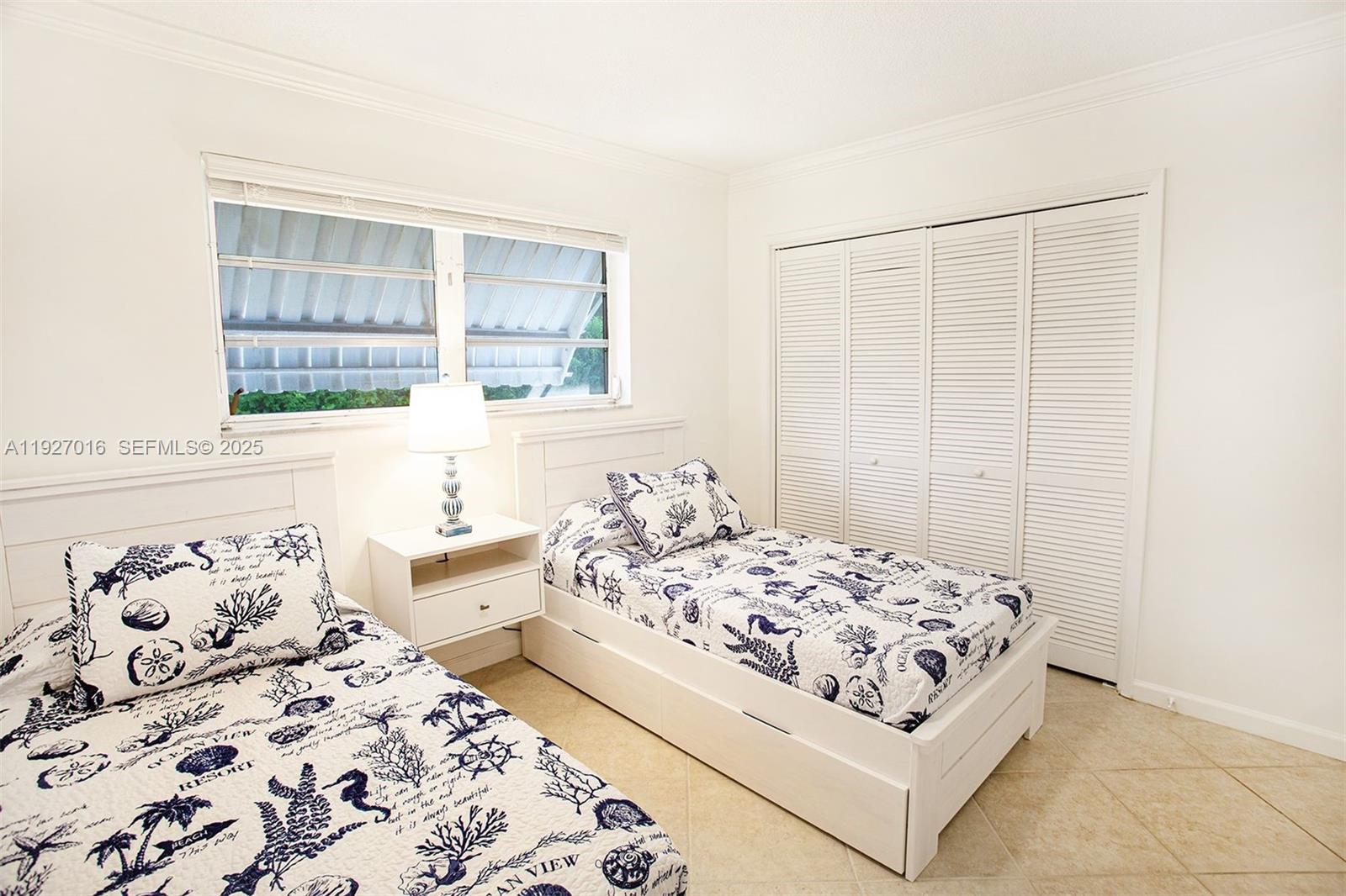 HOLLYWOOD HILLS - Residential