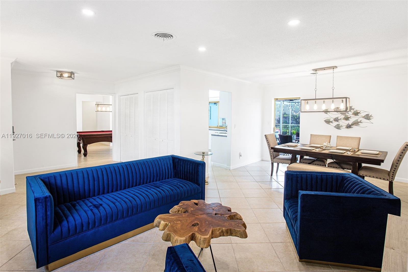 HOLLYWOOD HILLS - Residential