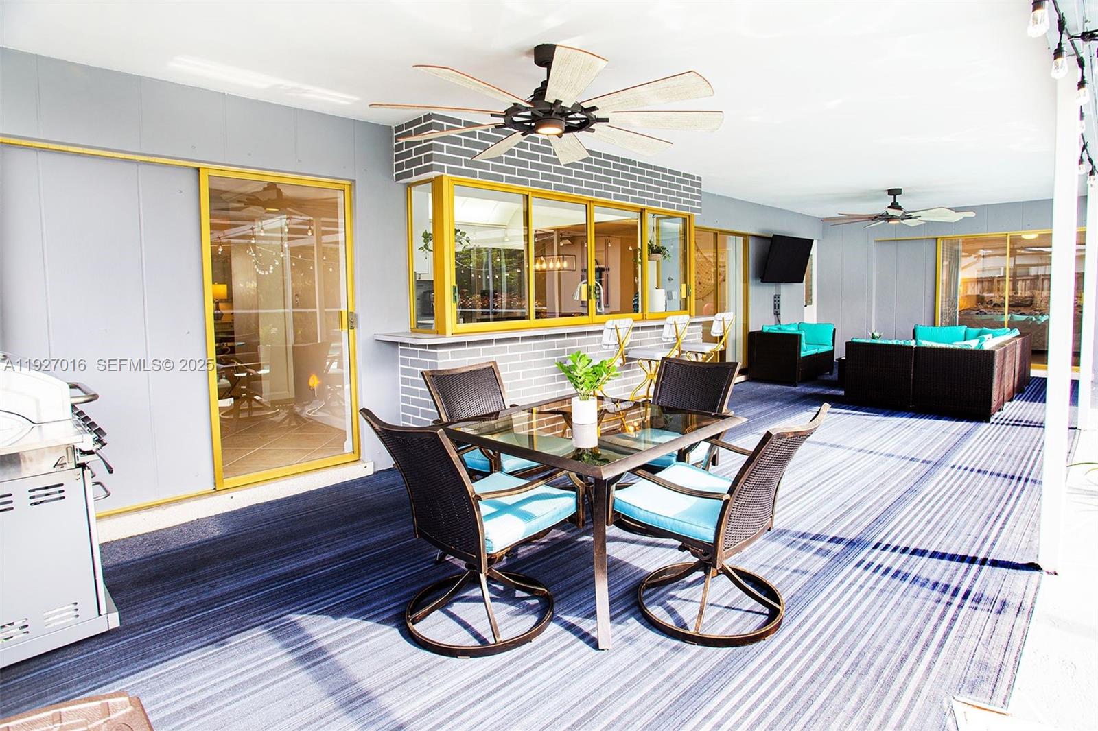 HOLLYWOOD HILLS - Residential